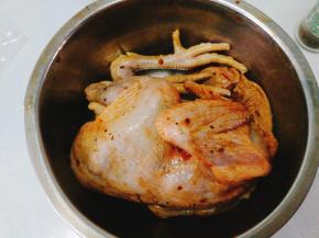 将腌好的鸡，取出配料，放入另一个盆里