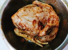 再在鸡上涂抹五香粉和胡椒粉；