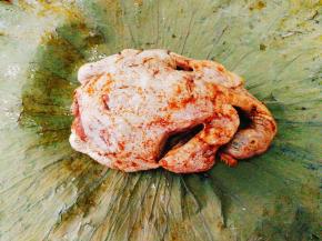 放入鸡在荷叶中间