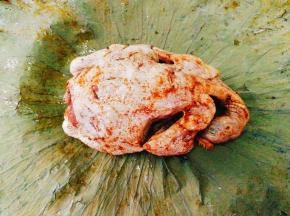 放入鸡在荷叶中间
