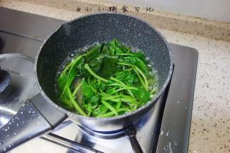 菠菜焯水取90g，只要沥干水分就可以 不要去使劲压菠菜去水