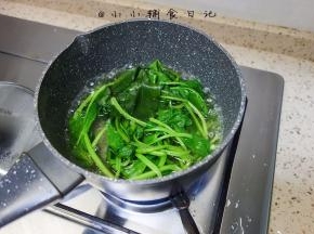 菠菜焯水取90g，只要沥干水分就可以 不要去使劲压菠菜去水