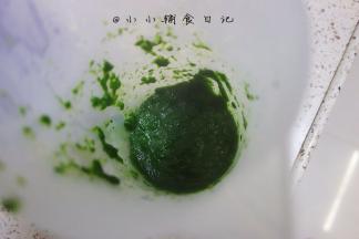 菠菜90g放入料理杯内加30g水打成菠菜泥，取120g菠菜泥备用