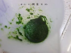菠菜90g放入料理杯内加30g水打成菠菜泥，取120g菠菜泥备用