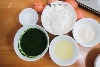 盆里加入30g玉米油、120g菠菜泥、盐0.5g混合搅拌均匀