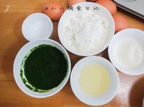 盆里加入30g玉米油、120g菠菜泥、盐0.5g混合搅拌均匀