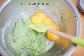 面糊加入五颗蛋黄翻拌均匀备用，面糊成丝带般落下，