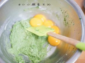 面糊加入五颗蛋黄翻拌均匀备用，面糊成丝带般落下，