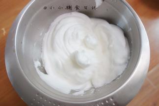 打发注意的就是容器要无水无油，打蛋头也是一样，一定要无水无油！！！分离好五个蛋白+几滴白醋或者柠檬汁，打到中性发泡，打蛋盆倒扣不会动，蛋白细腻有光泽，有一个小弯沟的状态