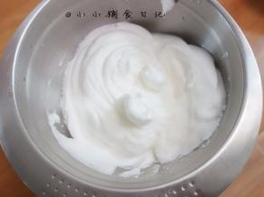打发注意的就是容器要无水无油，打蛋头也是一样，一定要无水无油！！！分离好五个蛋白+几滴白醋或者柠檬汁，打到中性发泡，打蛋盆倒扣不会动，蛋白细腻有光泽，有一个小弯沟的状态