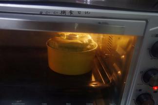 烤箱请提前预热，我一般分好蛋就预热，动作慢的童鞋请在做好蛋黄糊就要开烤箱预热175度。入模后要震几下把大气泡震出来，这样蛋糕会更细腻一点不会有大孔。175度50-60分钟，牙签插到蛋糕中间没蛋糕带出来就是表示熟了（实际温度以自家烤箱为准)，一般蛋糕是先膨胀再回缩再烤5-10分钟差不多熟了，多做几次就会掌握了