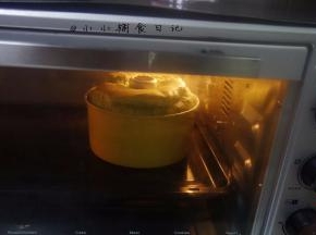 烤箱请提前预热，我一般分好蛋就预热，动作慢的童鞋请在做好蛋黄糊就要开烤箱预热175度。入模后要震几下把大气泡震出来，这样蛋糕会更细腻一点不会有大孔。175度50-60分钟，牙签插到蛋糕中间没蛋糕带出来就是表示熟了（实际温度以自家烤箱为准)，一般蛋糕是先膨胀再回缩再烤5-10分钟差不多熟了，多做几次就会掌握了