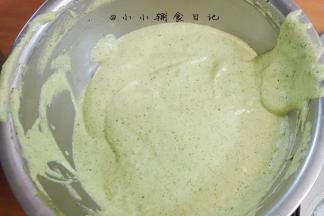 蛋白糊分二到三次加入蛋黄糊中翻拌，请看清楚是翻拌、切拌，用蛋抽的话Z字形搅拌，