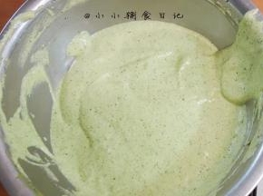 蛋白糊分二到三次加入蛋黄糊中翻拌，请看清楚是翻拌、切拌，用蛋抽的话Z字形搅拌，