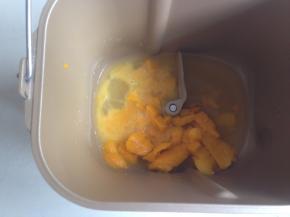 面包桶里加入水、芒果肉、蛋液、糖和盐