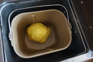 面团和至扩展阶段即可，在面包桶上盖一块湿布，让面团在28度的环境下发酵2倍大（室温高，不需要开启面包机的发酵功能）