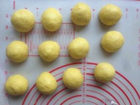 发酵好的面团轻压排气，分成12等份，滚圆，盖上保鲜膜，松驰15分钟