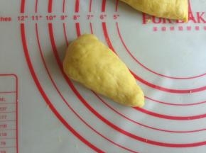 松驰好的面团，用手揉成圆锥形