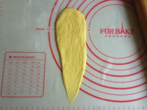 擀成尖角面皮，面皮有气泡就捏破它