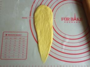 擀成尖角面皮，面皮有气泡就捏破它