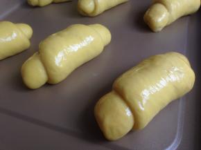 发酵好的面包坯，表面涂上蛋液