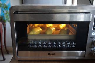 放入已经预热好的上火170度，下火175度的东菱K40C烤箱，烘烤10-12分钟