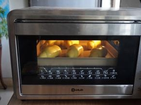 放入已经预热好的上火170度，下火175度的东菱K40C烤箱，烘烤10-12分钟