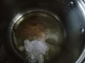 玉米油，细砂糖，蜂蜜倒入小锅中搅拌均匀，可以小火加热一下，把细砂糖搅拌融化