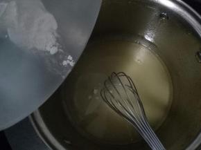 加入小苏打，继续搅拌均匀