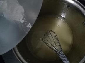 加入小苏打，继续搅拌均匀