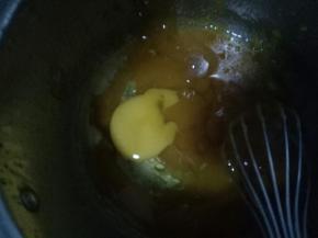 稍微晾一会后加入鸡蛋，立马搅拌均匀，然后再加入下一颗鸡蛋同样搅拌均匀