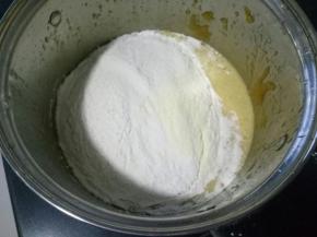 面粉和奶粉混合后筛入