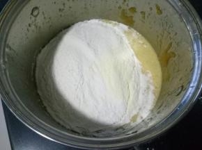 面粉和奶粉混合后筛入