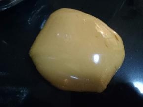 揉至无干粉后保鲜膜包好放冰箱冷藏松弛30分
