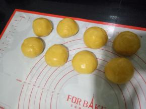 将面团平均分成8份