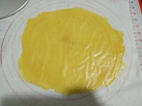 撕一张油纸，把面团放油纸上擀成1mm厚的薄片（油纸撕两张替换着用就可以了）