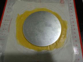 根据8寸活底模具的底用牙签沿边缘划一下，也可以用慕斯圈或者差不多大的盘子