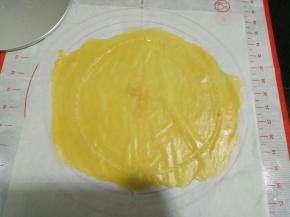 划好后周围多余的面片不要拿掉，一起放烤箱烤，后面还会用到