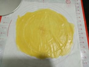 划好后周围多余的面片不要拿掉，一起放烤箱烤，后面还会用到
