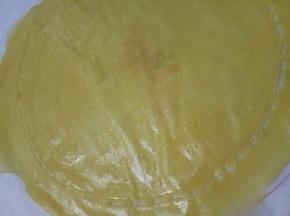 用叉子在饼皮中间戳一些小孔，防止烤的时候鼓包