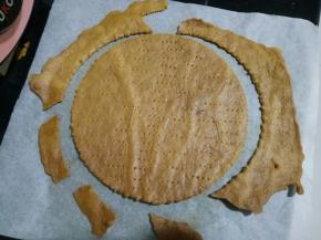 放预热好的烤箱180度中层烤10分钟左右，烤好后稍微晾一下，把周围多余的饼皮掰下来，其他几张饼同样