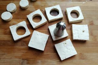 然后找一个合适的圆形模具，在豆腐中间刻出一个圆形，将刻出的小圆片豆腐也留用。