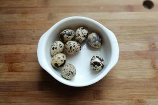 准备鹌鹑蛋八颗备用。