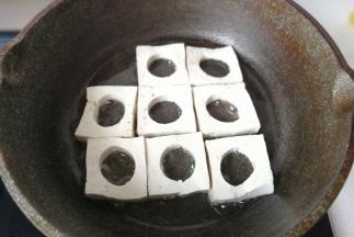 锅中倒入适量油，把刻好的豆腐块放入锅中。