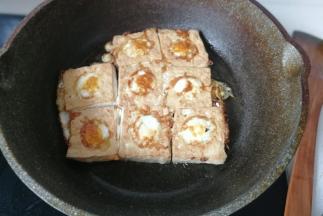 当鹌鹑蛋煎至表面凝固时，翻面将另一面也煎至金黄，煎好后盛起备用。