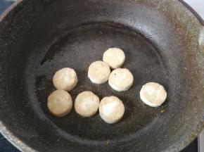 再把小圆片豆腐也放入锅中煎至两面金黄，煎好后也盛起备用。