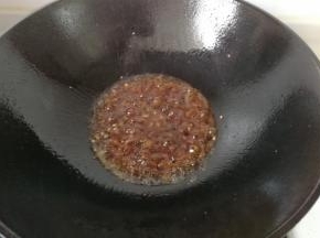 锅中入少许油，先下蒜末煸香，然后倒入糖醋汁烧开。