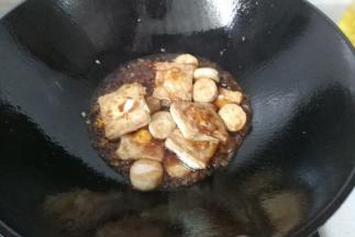 再把煎好的豆腐全都倒入锅中。