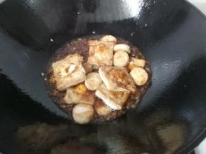 再把煎好的豆腐全都倒入锅中。