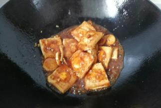再调入少许盐用锅铲翻炒几下，让每块豆腐都均匀的沾上糖醋汁。